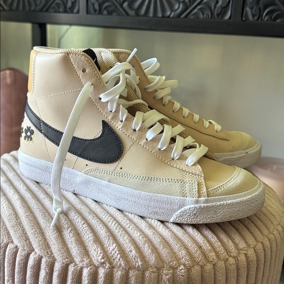 Nike Youth Blazers in Tan and Black - Picture 1 of 6